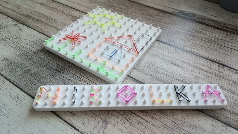 Gumičkovaní - desky různé velikosti - motiv gumičkovací desky: 22x3 čudlíků (pro jména na nápisy)