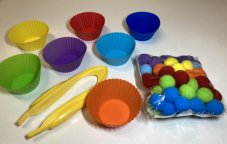 Třídění barevných pompomů - set