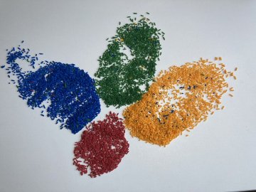 Senz. materiál - Barva pompomů - černo-bílo-šedé