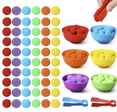 Třídění barevných pompomů